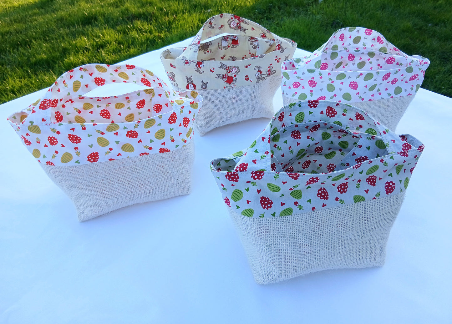 quatre sacs cabas pour la chasse aux œufs de Pâques des enfants sages.