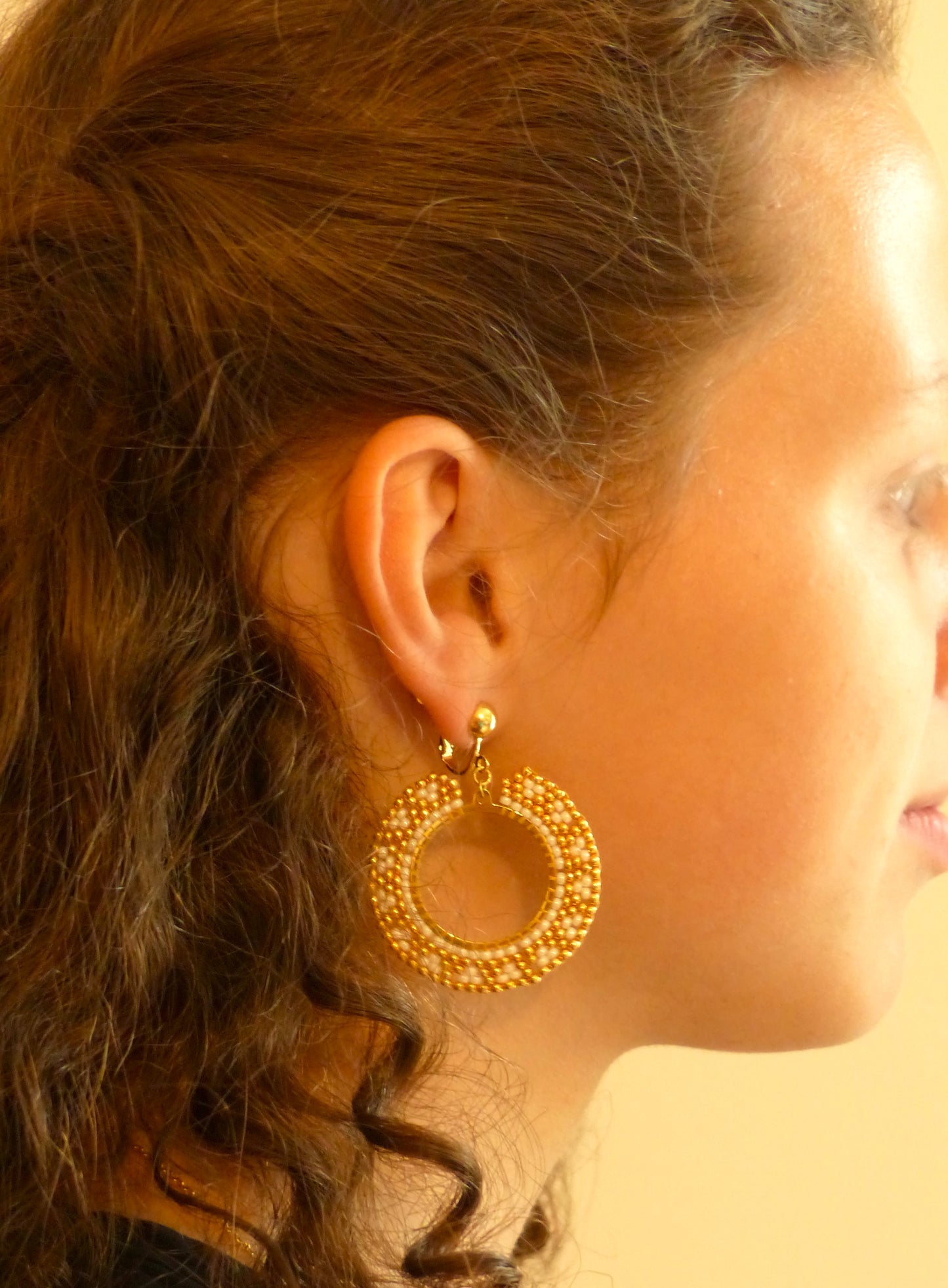 Boucles d'oreilles Soleil blanches et dorées