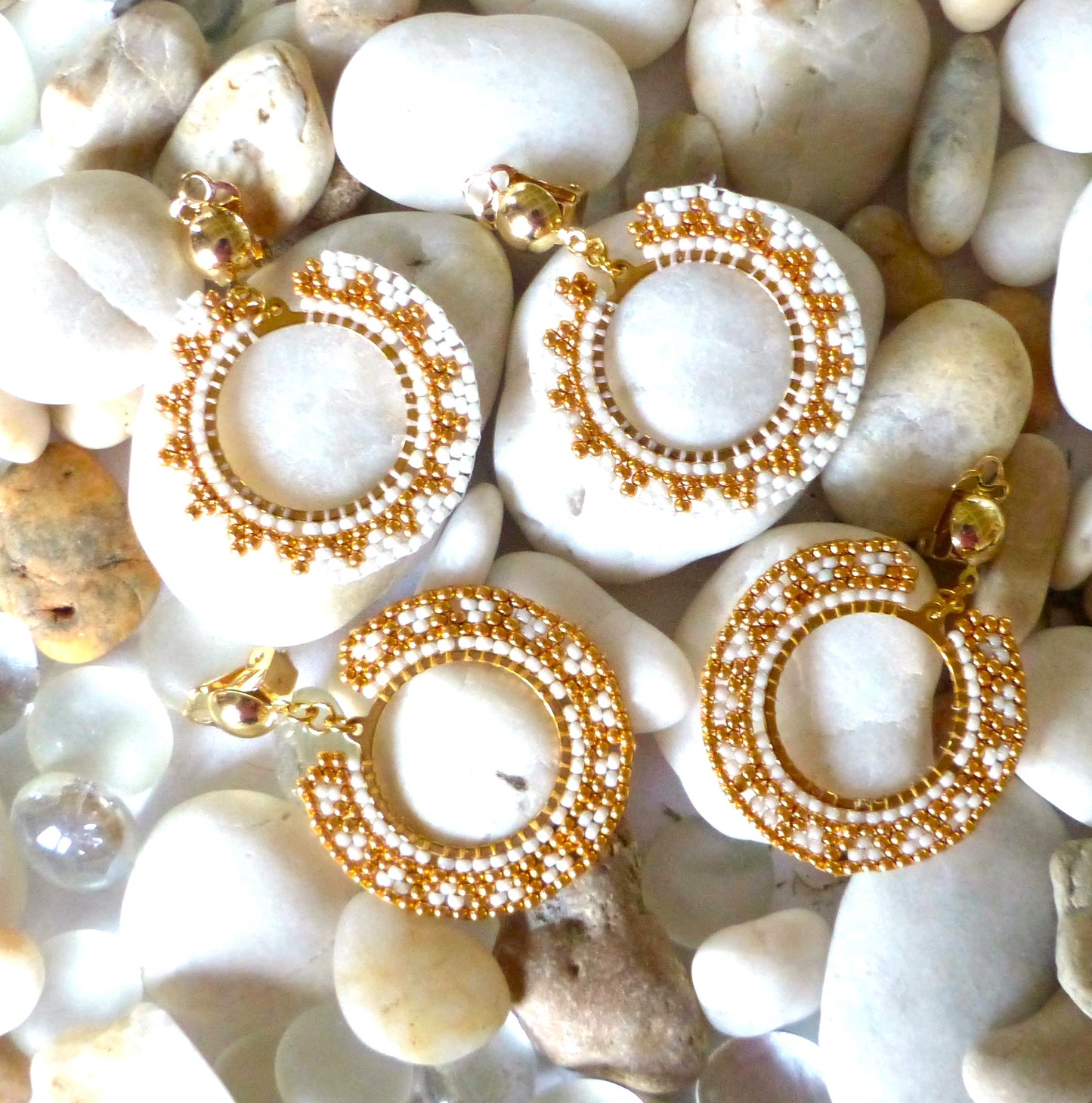 Boucles d'oreilles Soleil blanches et dorées