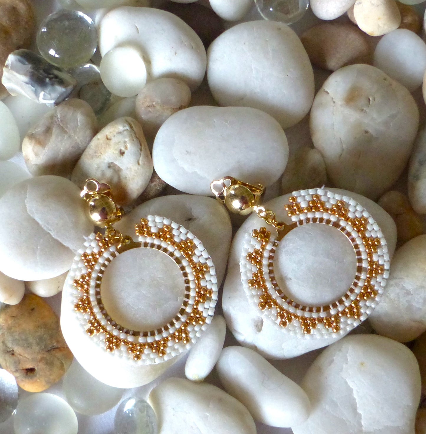 Boucles d'oreilles Soleil blanches et dorées