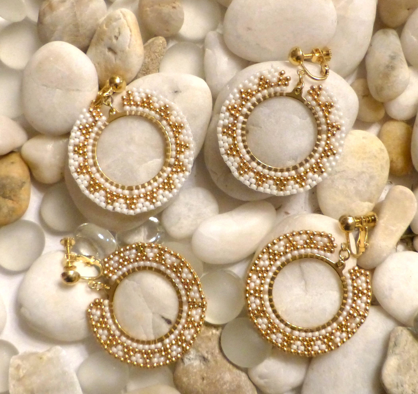 Boucles d'oreilles Soleil blanches et dorées