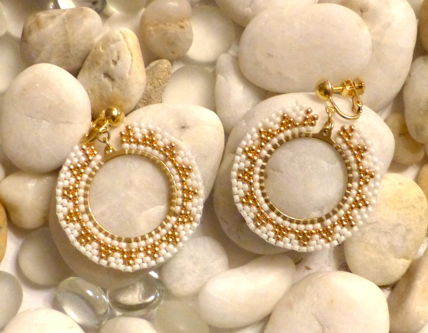 Boucles d'oreilles Soleil blanches et dorées