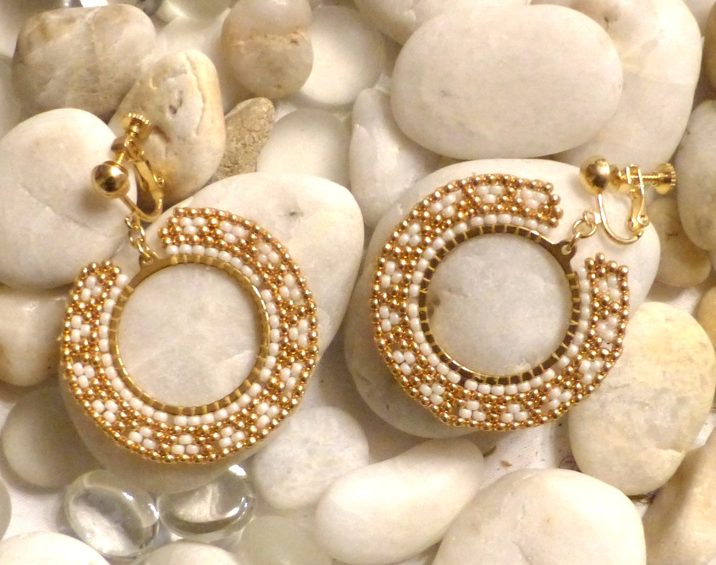 Boucles d'oreilles Soleil blanches et dorées