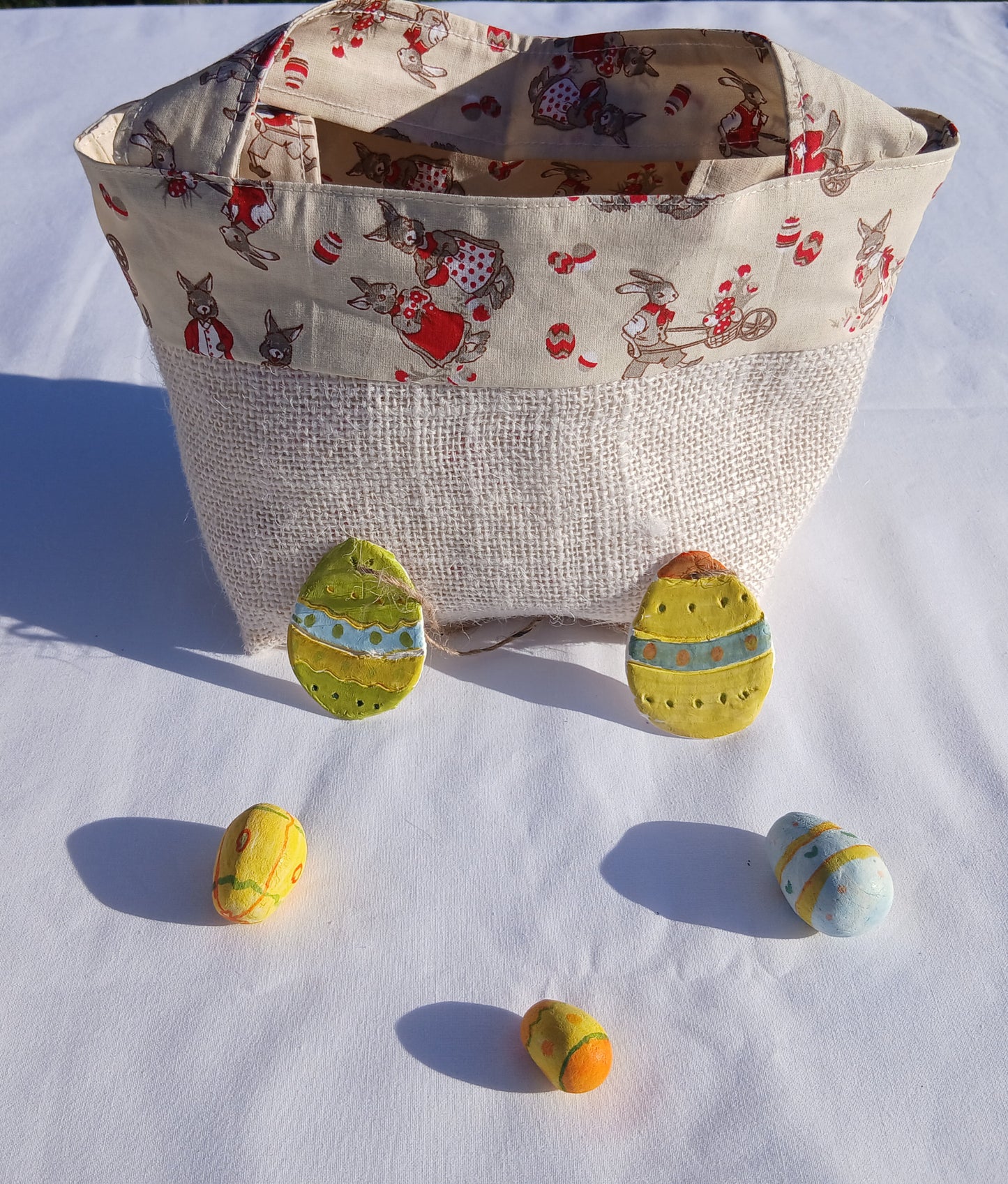 Sac cabas pour la chasse aux œufs de Pâques pour les enfants sages, fond beige, lapins et œufs.