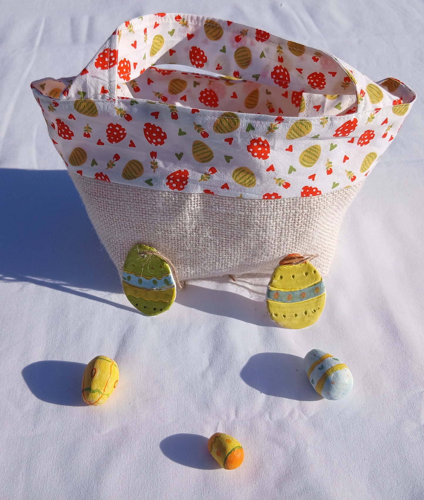 Sac cabas pour la chasse aux œufs de Pâques pour les enfants sages, fond blanc, œufs oranges et jaune.