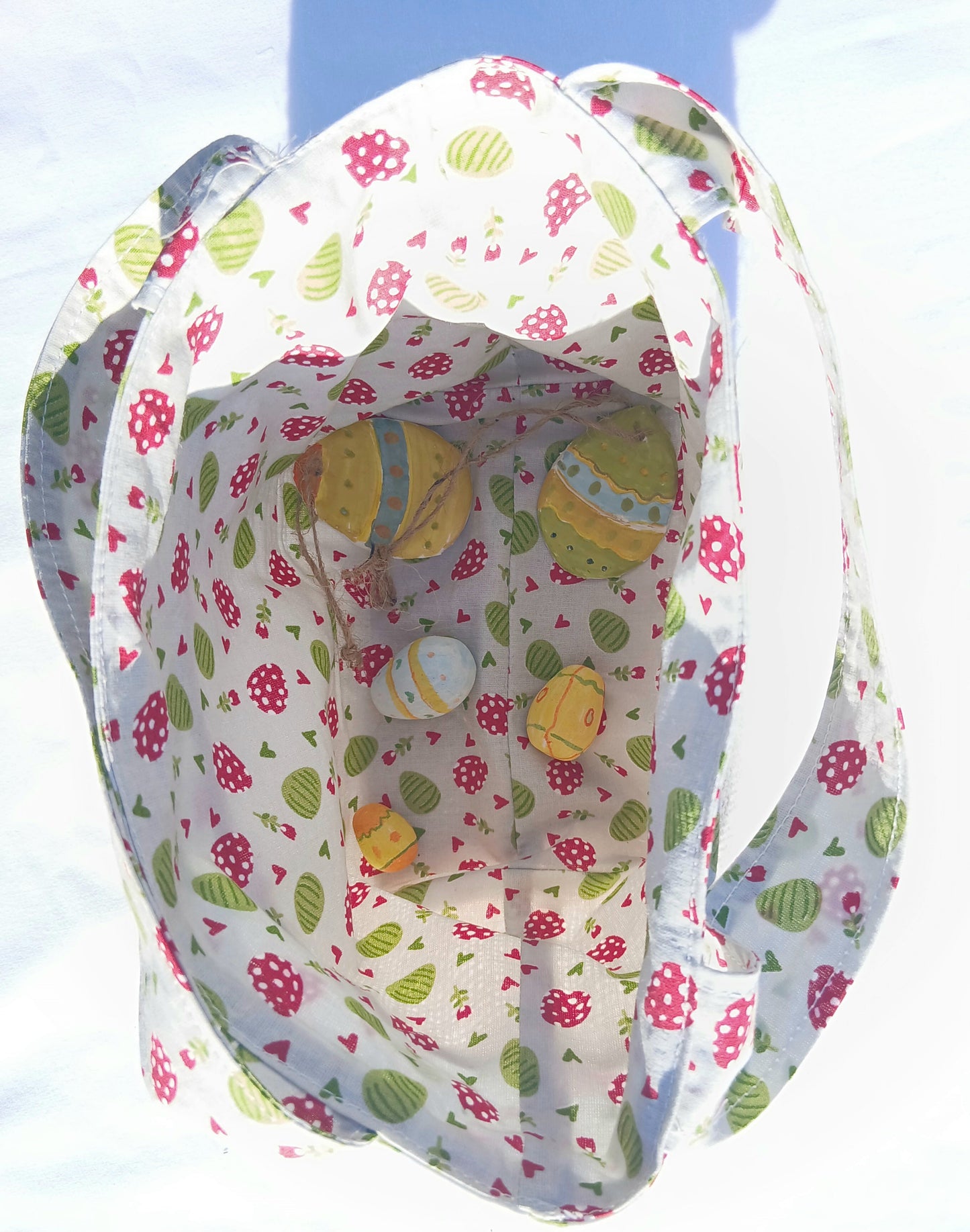 Sac cabas pour la chasse aux œufs de Pâques pour les enfants sages, fond gris, œufs rouges et vert.