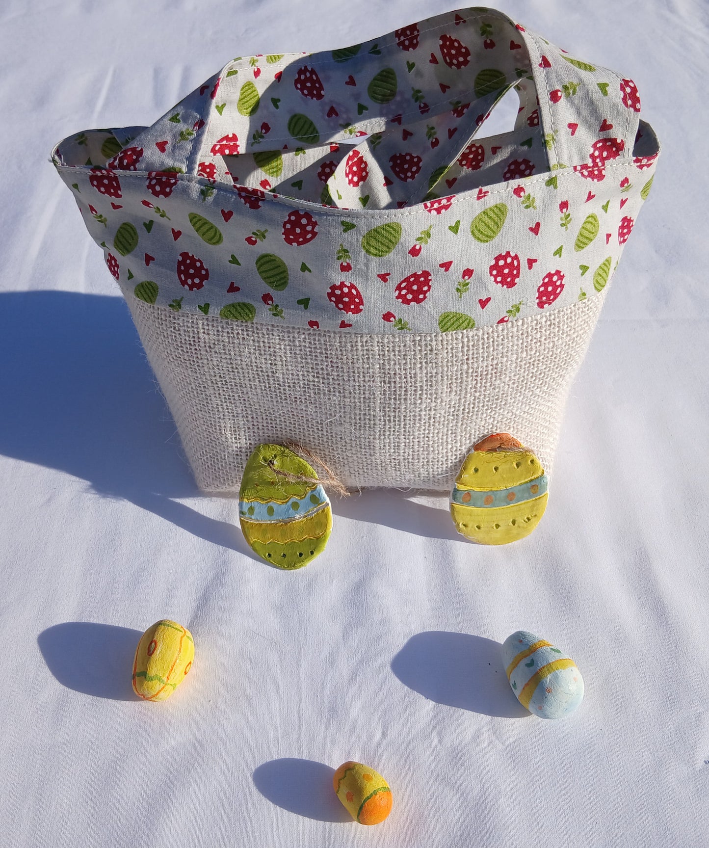 Sac cabas pour la chasse aux œufs de Pâques pour les enfants sages, fond gris, œufs rouges et vert.